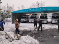 風雪中守護，鄭西職工掃雪除冰，保障就醫(yī)安全